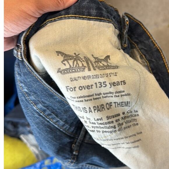 Levi's 569 modern laid-back fit sits low on the waist roomy not baggy seat thigh - Picture 6 of 6